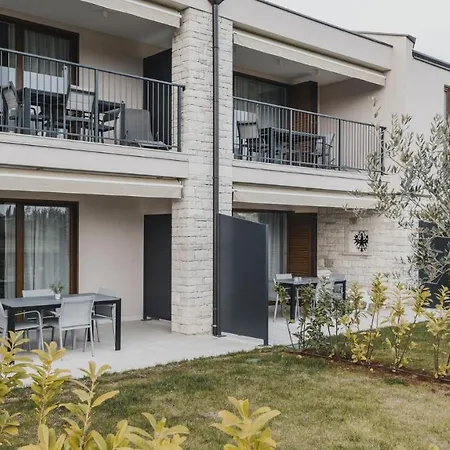 Gostinjska kuća Aparment Complex Stella With Pool Karpinjan