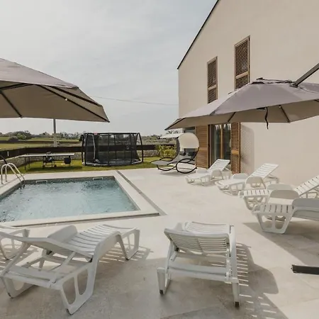 Gasthof Aparment Complex Stella With Pool Karpinjan
