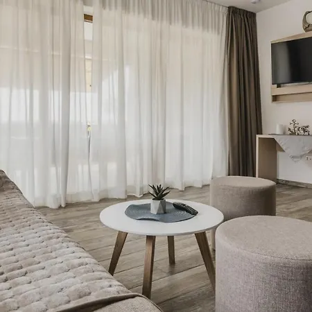 Aparment Complex Stella With Pool * Karpinjan