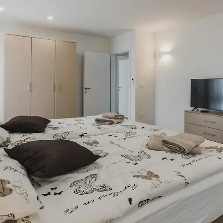 Aparment Complex Stella With Pool Karpinjan