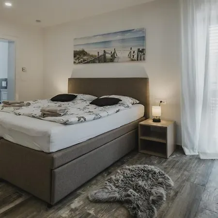 Aparment Complex Stella With Pool Karpinjan