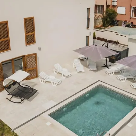 Aparment Complex Stella With Pool Karpinjan
