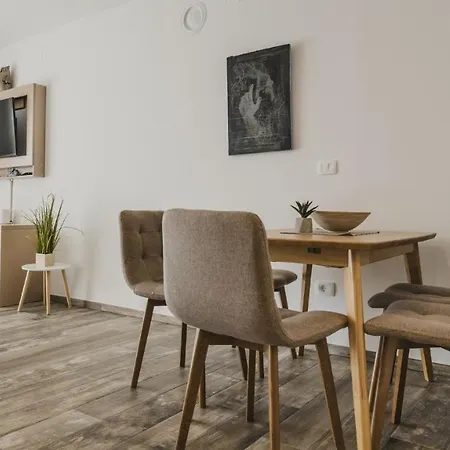 Aparment Complex Stella With Pool Karpinjan